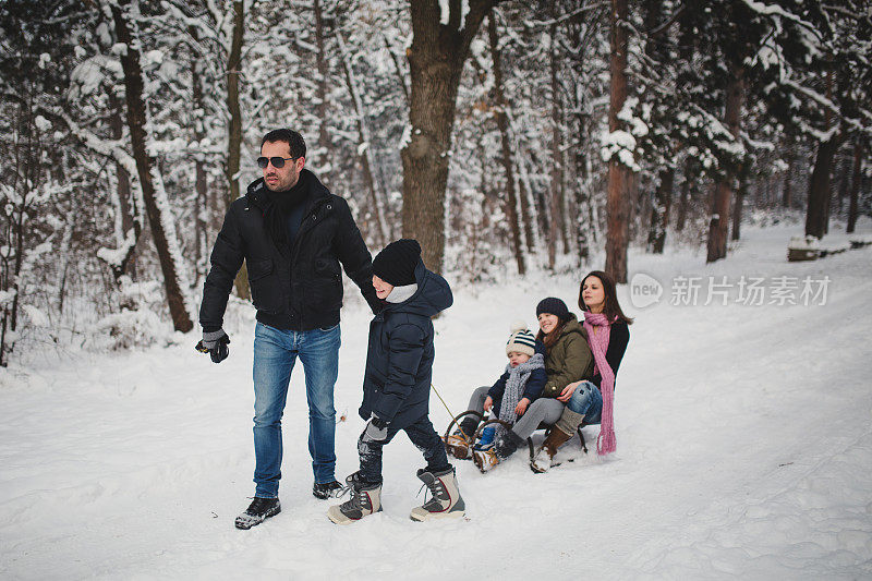 年轻的家庭在雪地上