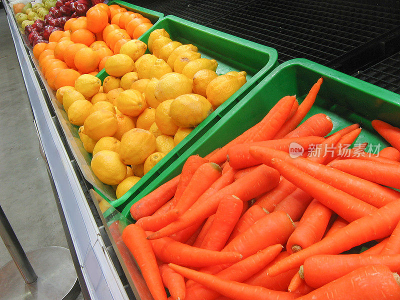 在超市挑选水果和蔬菜