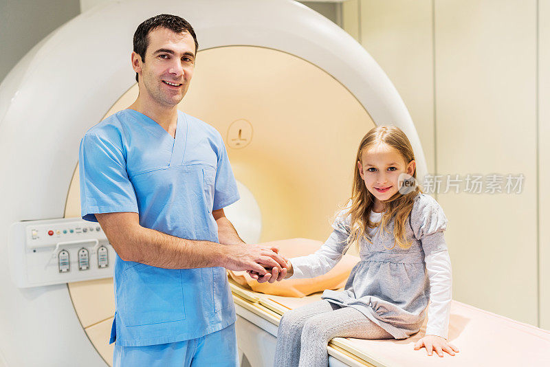 放射科医生带着个小女孩。
