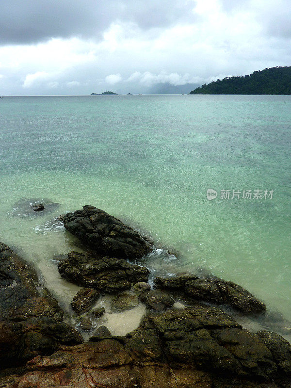 利普岛日落海滩的岩石