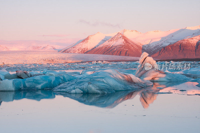 日落时分的Jokulsarlon冰湖