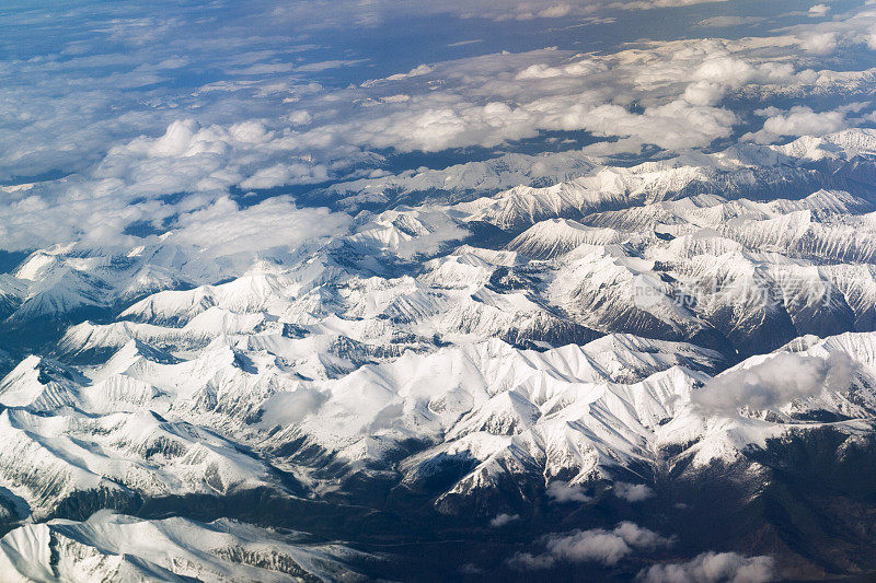 白雪覆盖的山峦