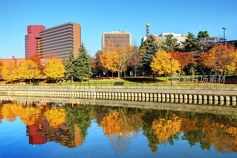 密歇根州弗林特市中心美丽的秋天颜色