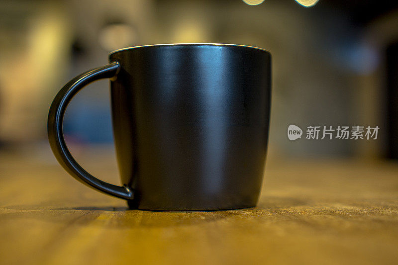 黑咖啡杯放在木桌上