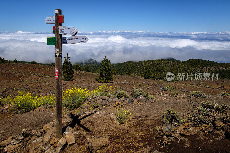 西班牙拉帕尔马市坎布雷维亚火山火山路塔上空的路标