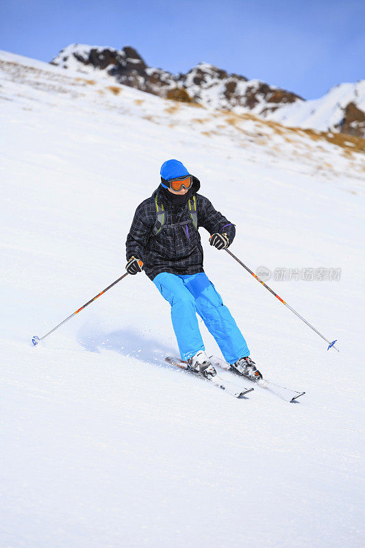 十几岁的男孩在滑雪胜地滑雪