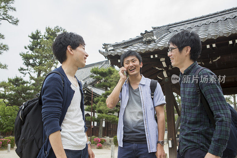 日本学生在日本京都的寺庙打电话