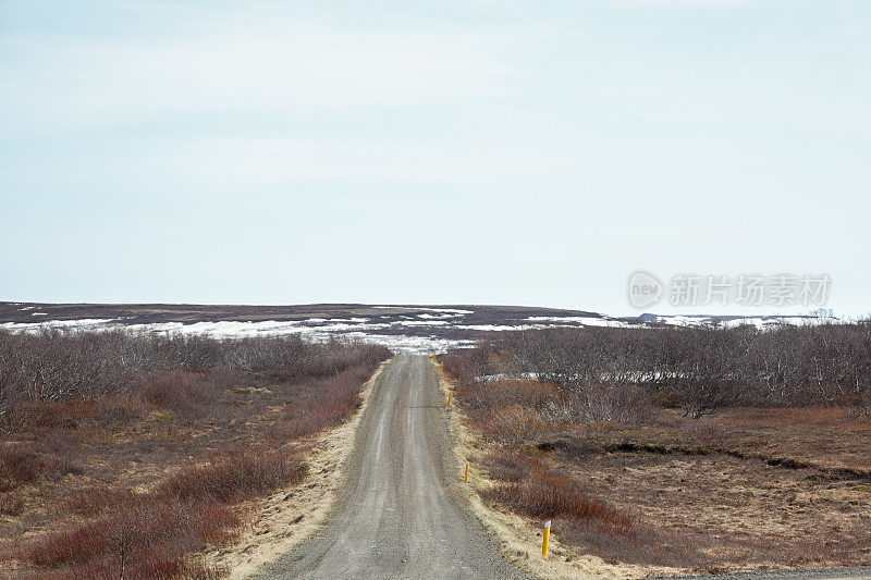 穿越冰岛风景的道路