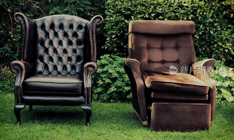 花园里的两把椅子