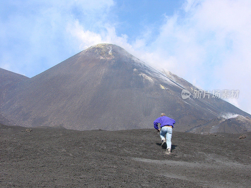 爬上埃特纳火山