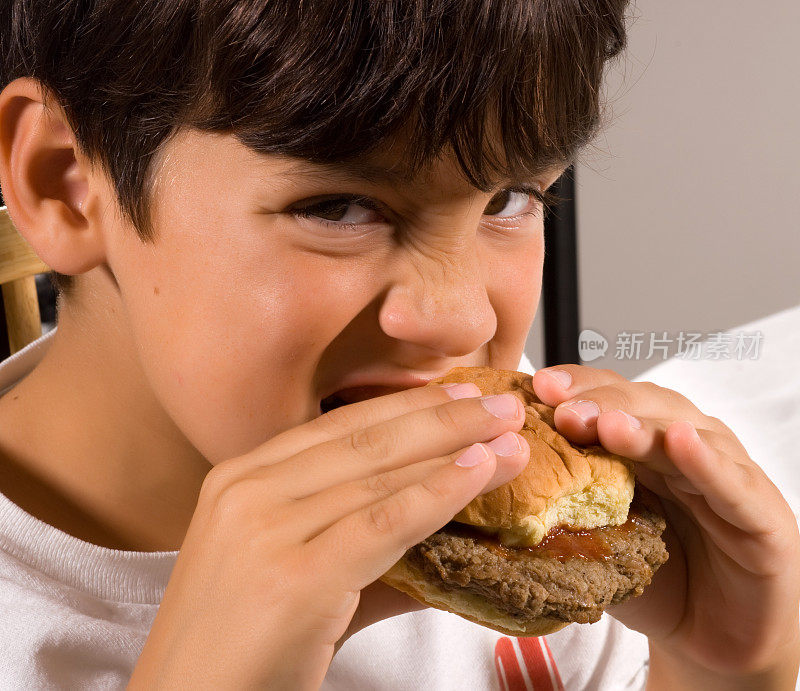男孩在吃汉堡包