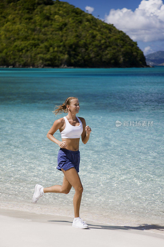 在加勒比海慢跑的女人
