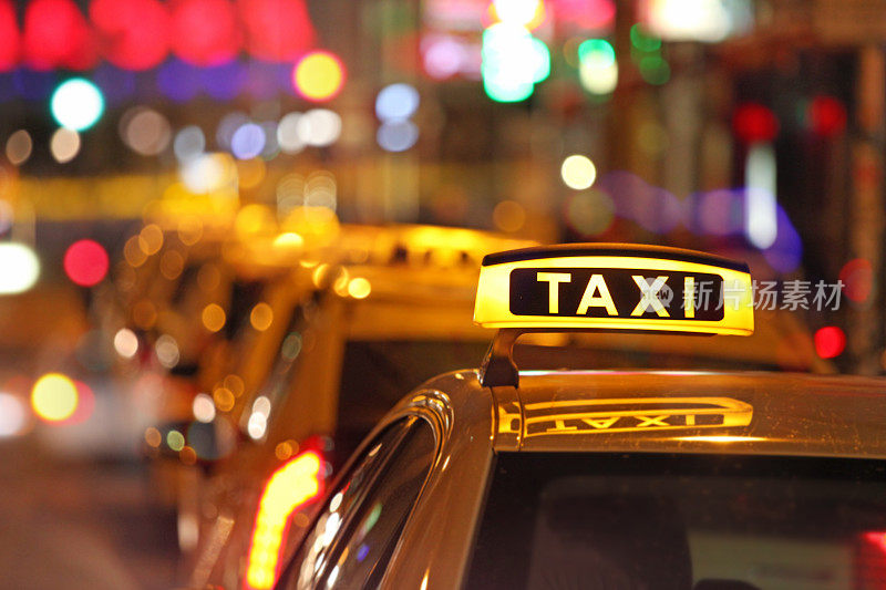 发光的出租车标志和城市交通，汽车排队等候