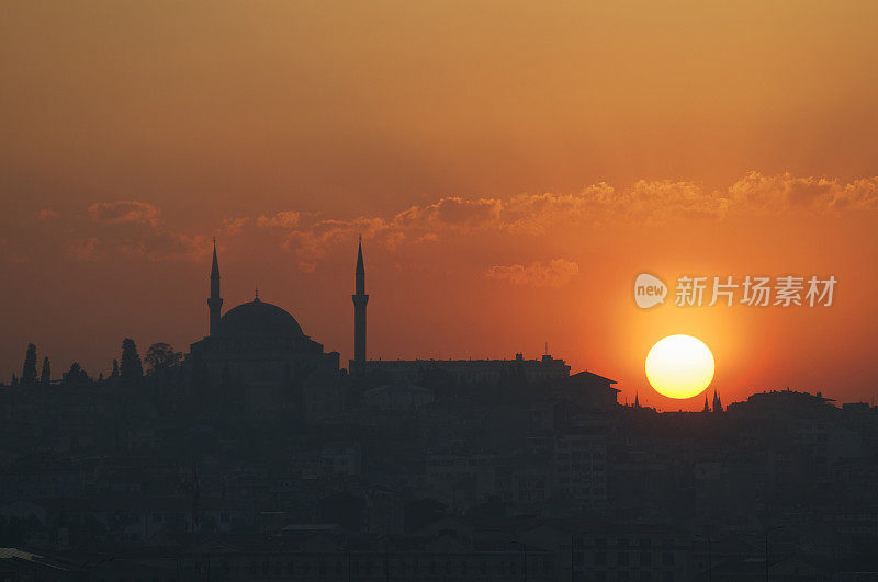 日落与伊斯兰清真寺尖塔山伊斯坦布尔土耳其
