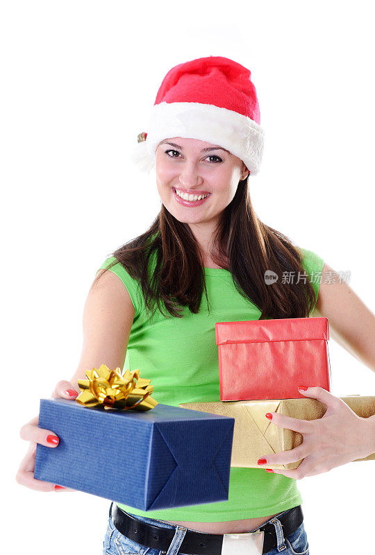 带着圣诞礼物和圣诞老人帽子的快乐女人