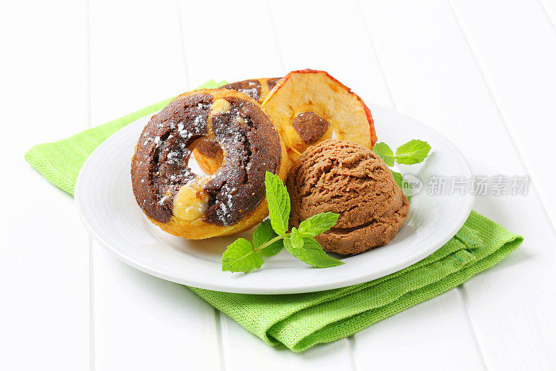 用巧克力冰淇淋做成的甜甜圈形状的饼干