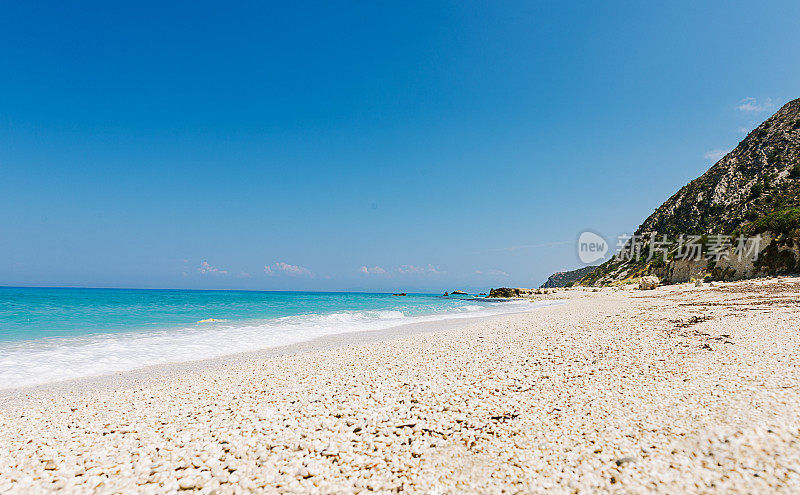 空旷的海滩海岸与蓝绿色的海洋在夏季地中海