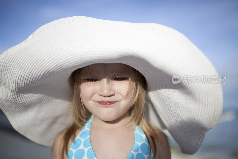 小女孩戴着大帽子