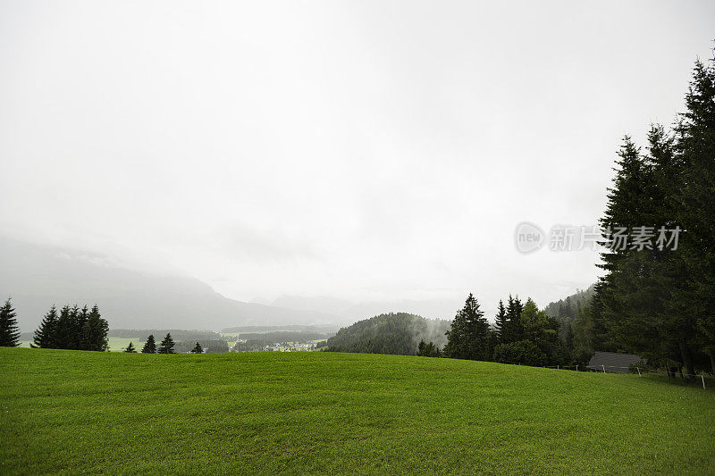 云中阿尔卑斯山山脉的全景