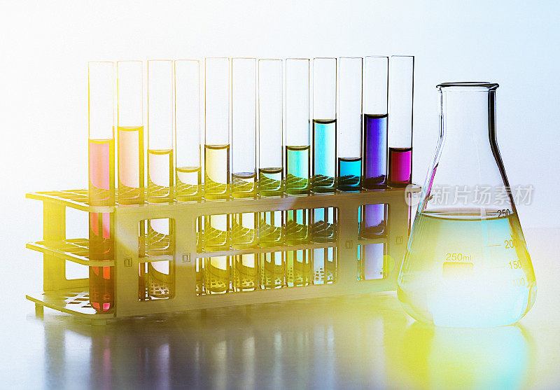 各种各样的实验室玻璃器皿，明亮的，有多种颜色的液体