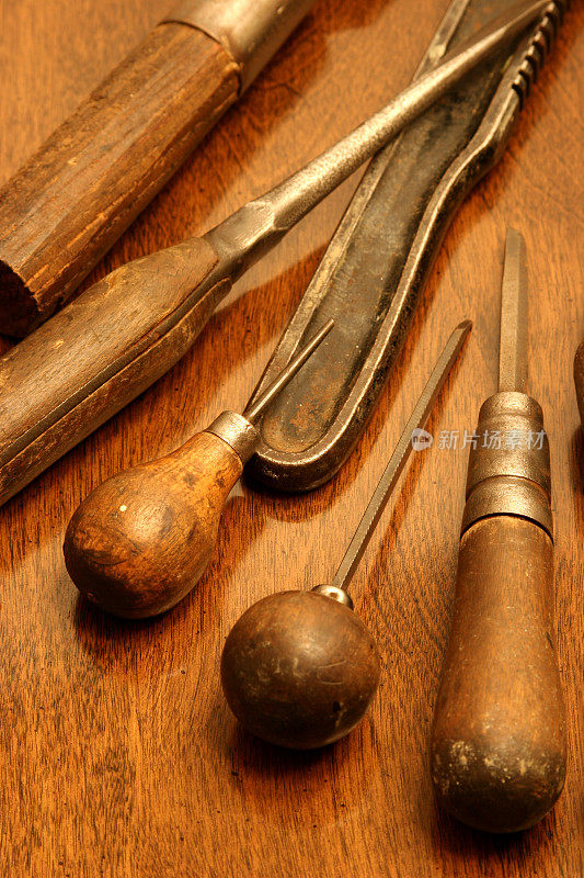 木柄工具锥子扳手钳子螺丝刀锉刀。木匠。