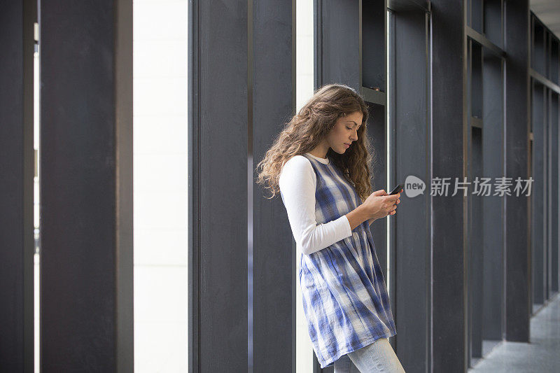 女学生在学校走廊