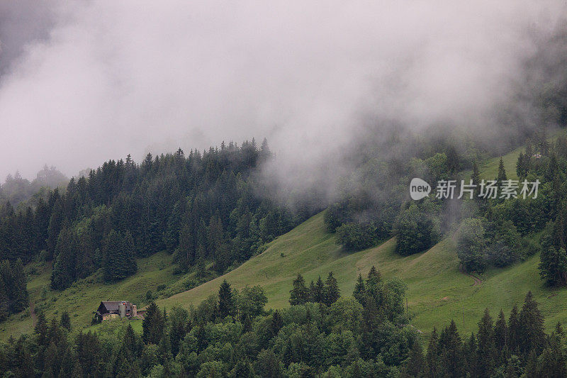 瑞士阿尔卑斯山的雨天