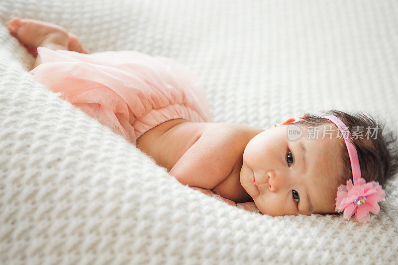 亚裔女婴，刚出生时穿着粉色衣服