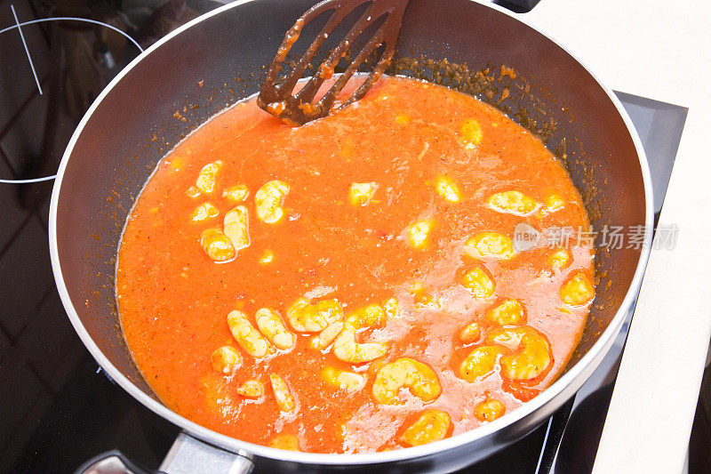 虾仁在平底锅中与番茄酱一起烹煮