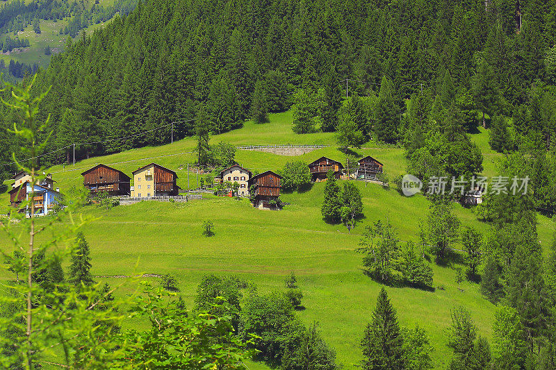 田园诗般的小屋和谷仓全景，雄伟的白云石山脉，意大利泰洛阿尔卑斯山