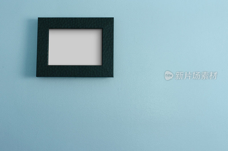 蓝色墙与空白黑色相框