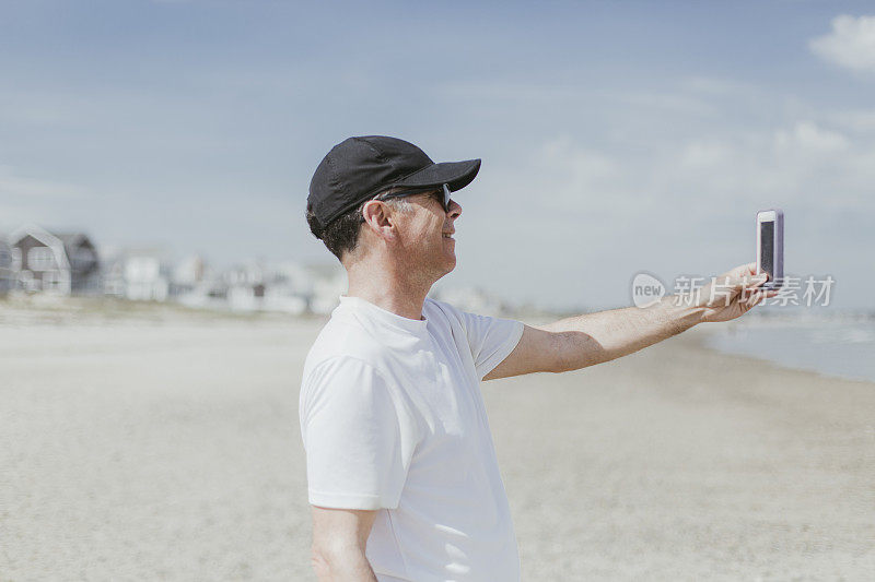 一个在海滩上自拍的成熟男人的肖像