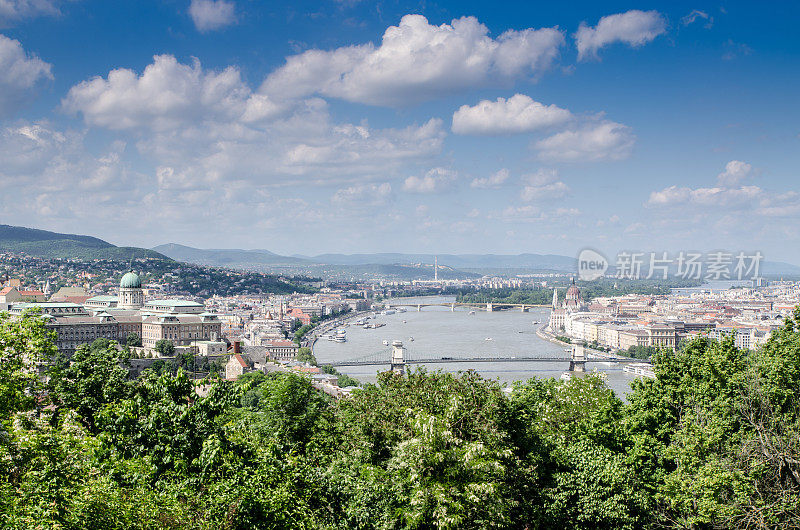 从城堡的楼梯上看达努德河和布达佩斯的两岸