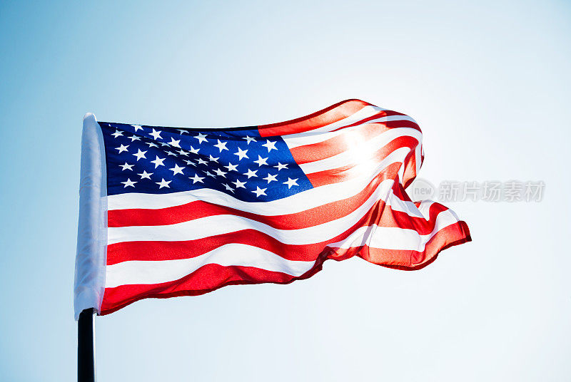 蓝天下飘扬的美国国旗