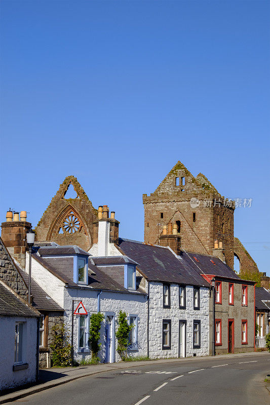 新修道院，坐落在甜心教堂废墟旁边的村庄(背景)——苏格兰