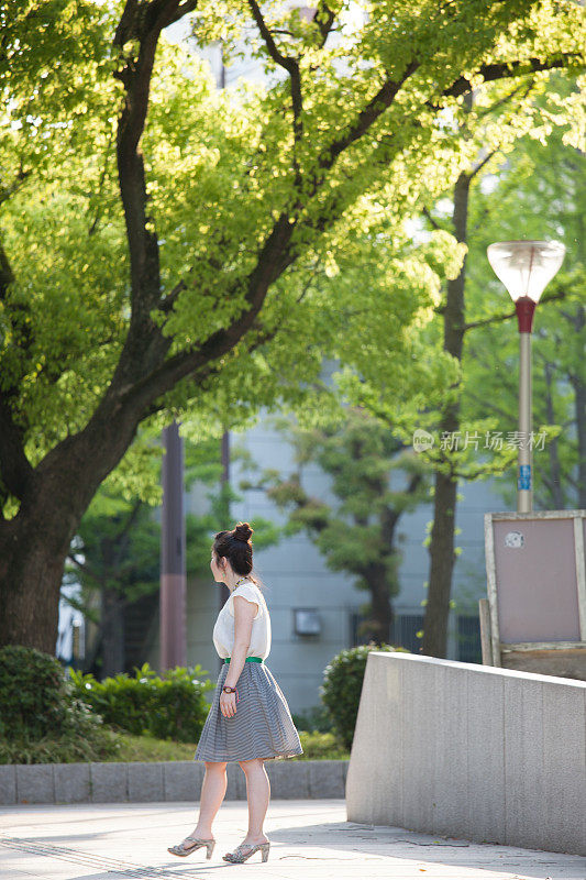 一个日本女人在公园里