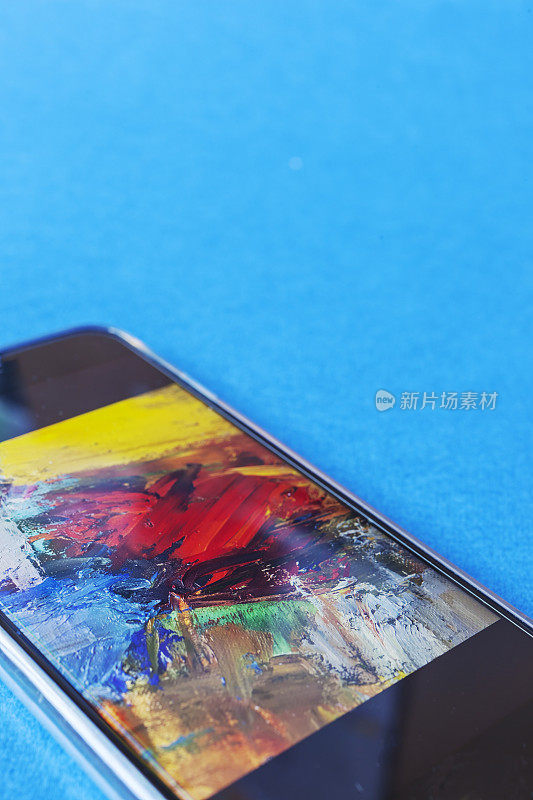手机上的蓝色背景与桌面图像。