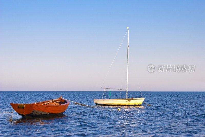 划艇和帆船停泊在蓝色的大海