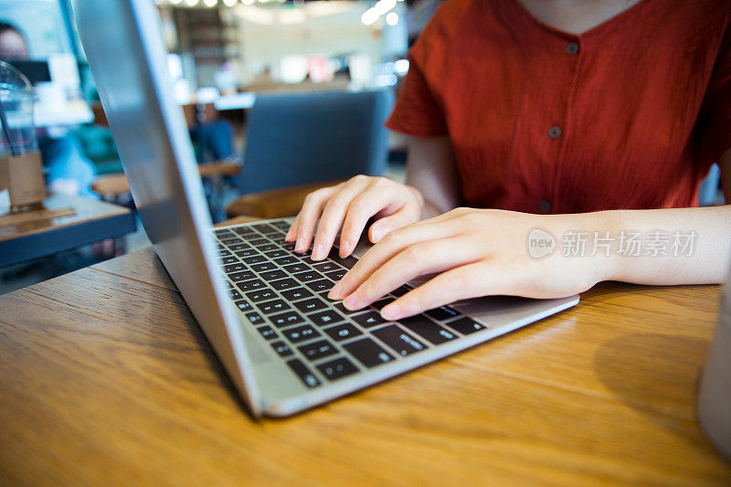 特写女人与笔记本电脑工作