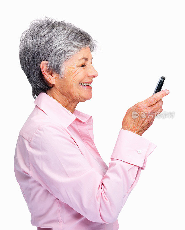 一位快乐的老年妇女正在看手机短信