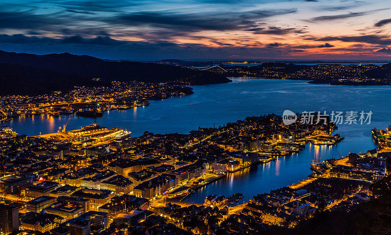 卑尔根市港口夜景