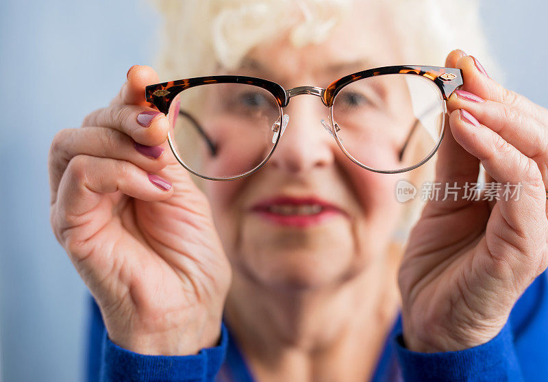 老妇人透过眼镜看东西