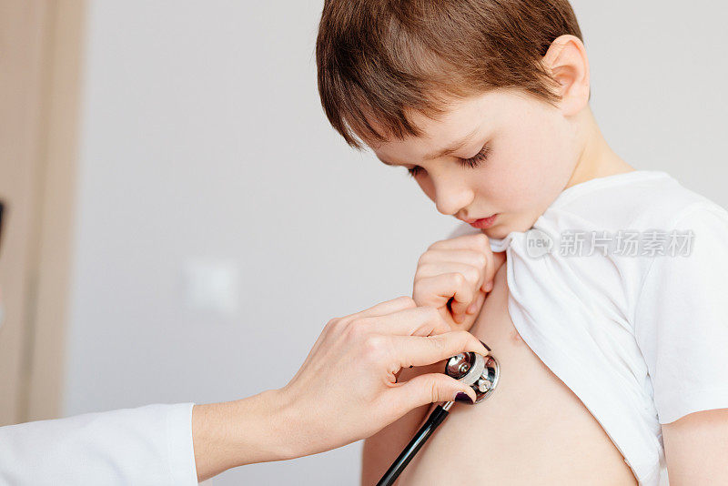 一个7岁小男孩正在接受儿科医生的检查