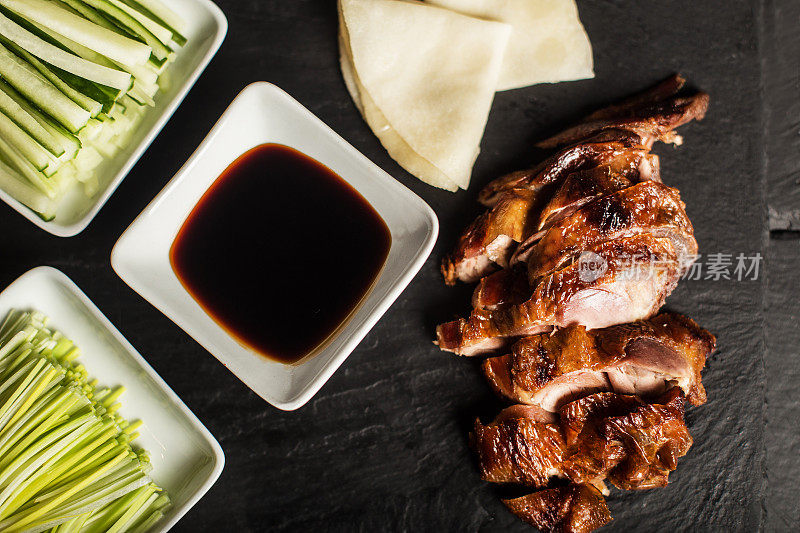 北京烤鸭。中国传统食品。餐厅。前视图。近距离