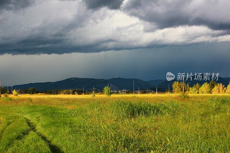 斯洛文尼亚新戈里察田野上的雷雨