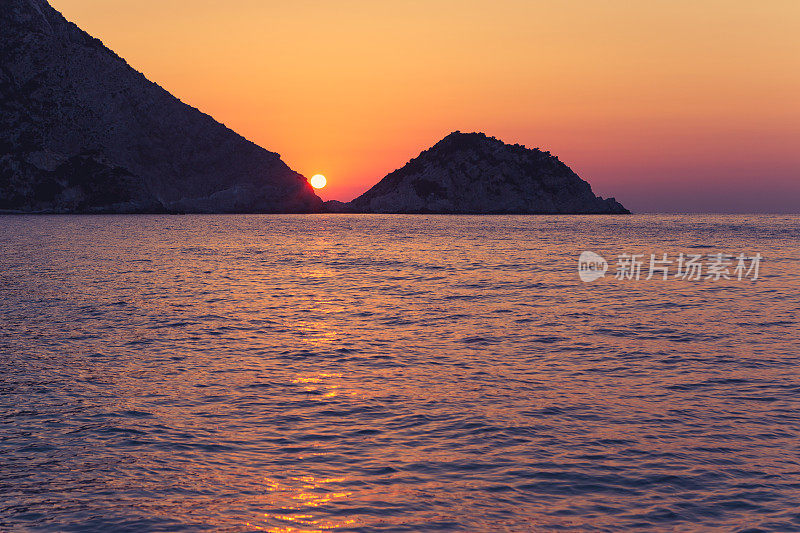 美丽的日落在海上。美丽的海景。迷人的海景。