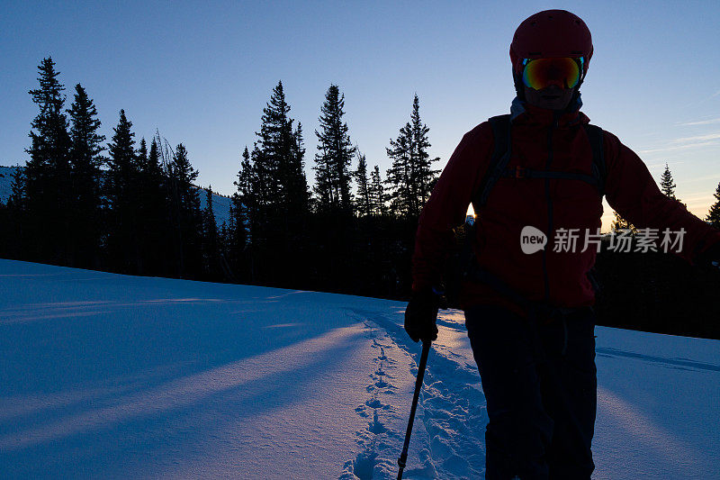 滑雪在日落时的滑雪旅行