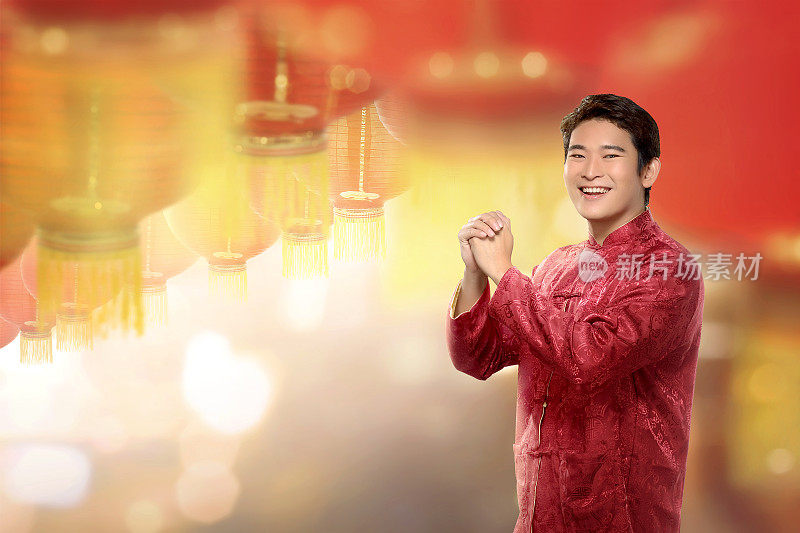 年轻的中国男子站在旗袍，挂着灯笼