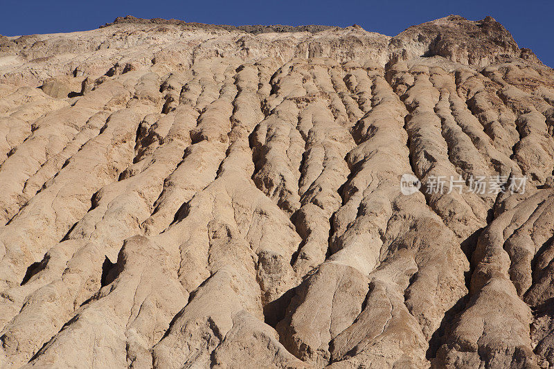 死亡谷国家公园的岩石山坡