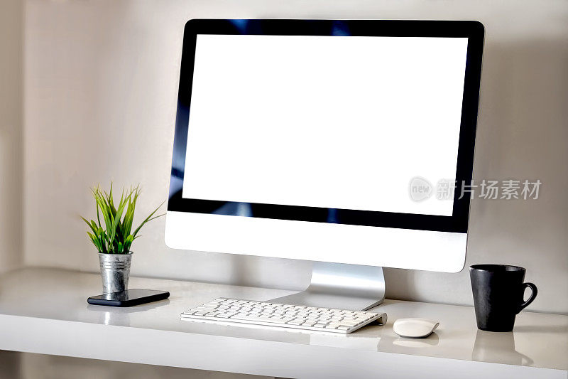 现代干净的工作空间模型与空白屏幕桌面电脑和办公用品。